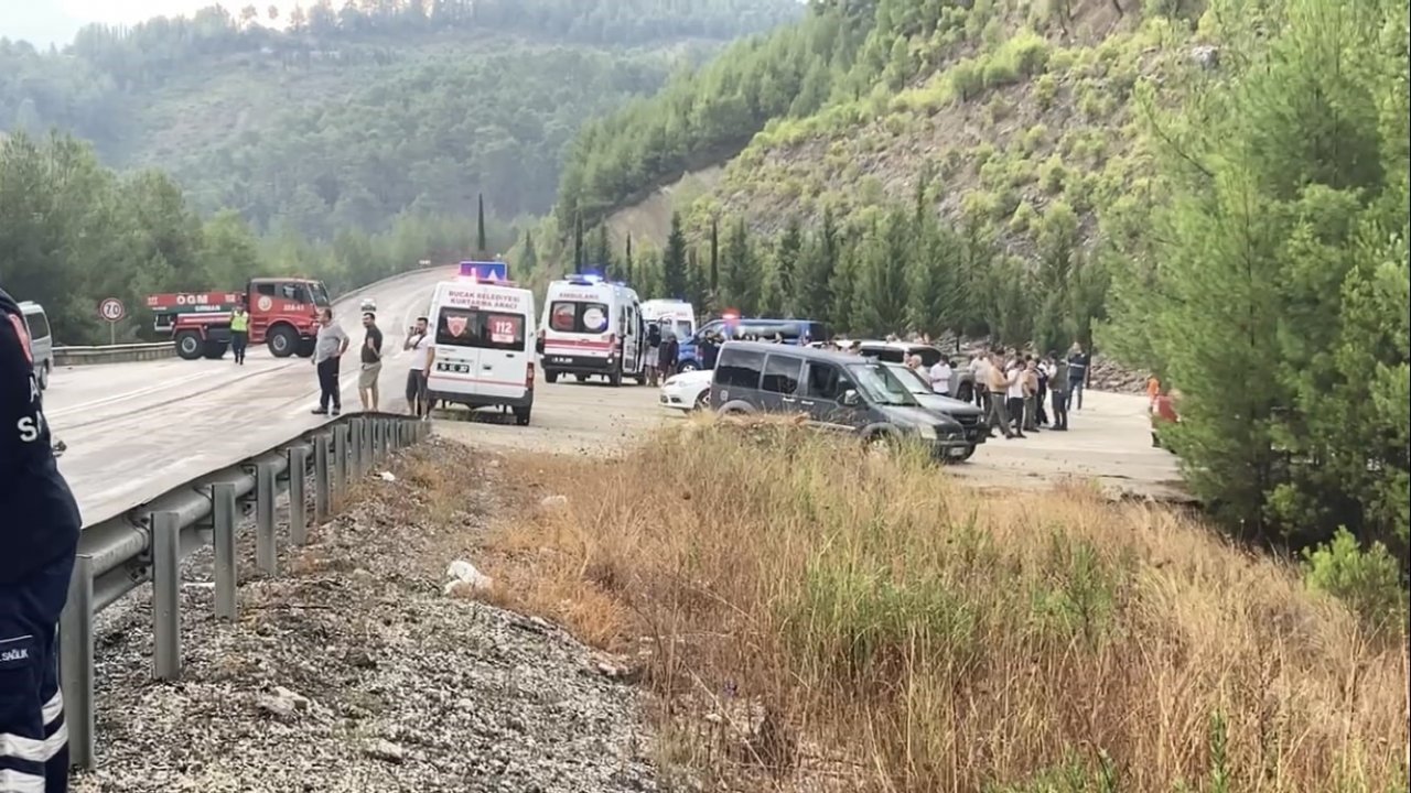 Orman yangınına giden arazöz ile 2 otomobil çarpıştı: 1 ölü, 6 yaralı