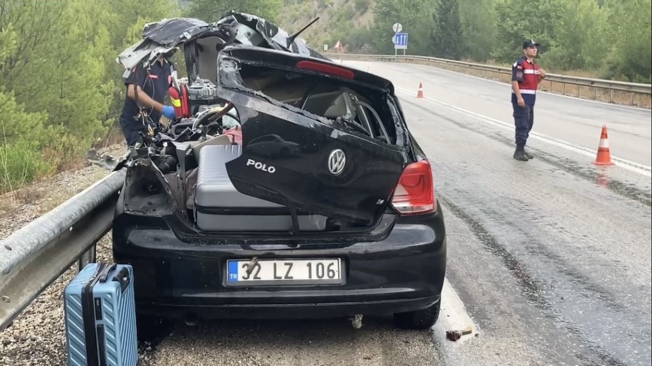 Orman yangınına giden arazöz ile 2 otomobil çarpıştı: 1 ölü, 6 yaralı