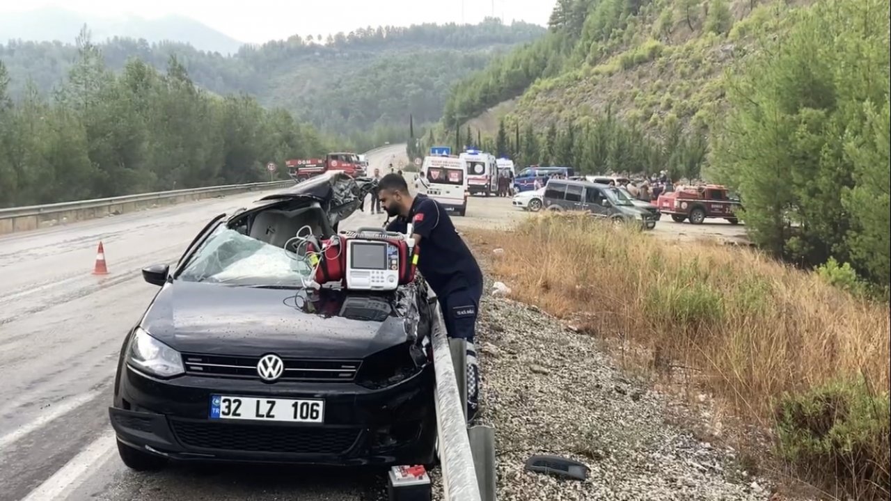 Orman yangınına giden arazöz ile 2 otomobil çarpıştı: 1 ölü, 6 yaralı