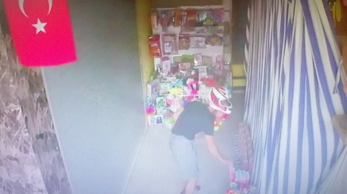 Kasklı oyuncak hırsızı kamerada