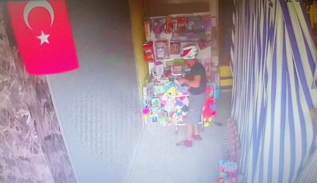 Kasklı oyuncak hırsızı kamerada