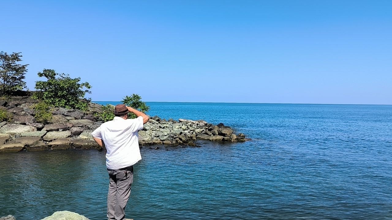 10 gündür sahilde denizde kaybolan ağabeyinden gelecek bir haberi bekliyor