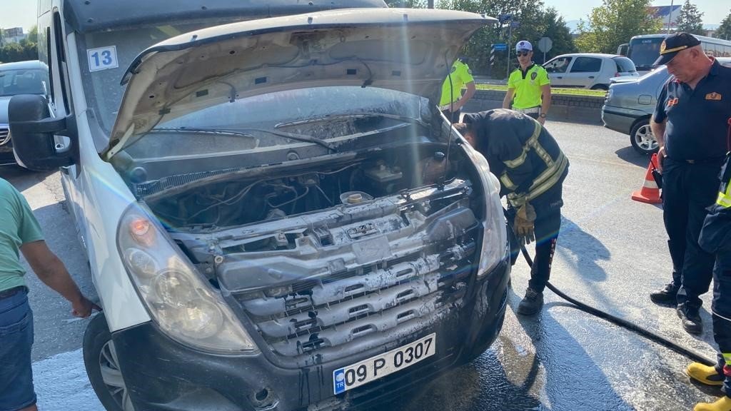 Seyir halindeki araçta çıkan yangın panikletti