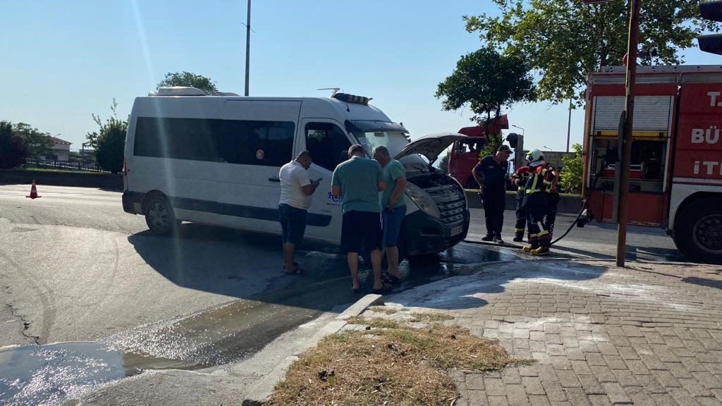 Seyir halindeki araçta çıkan yangın panikletti