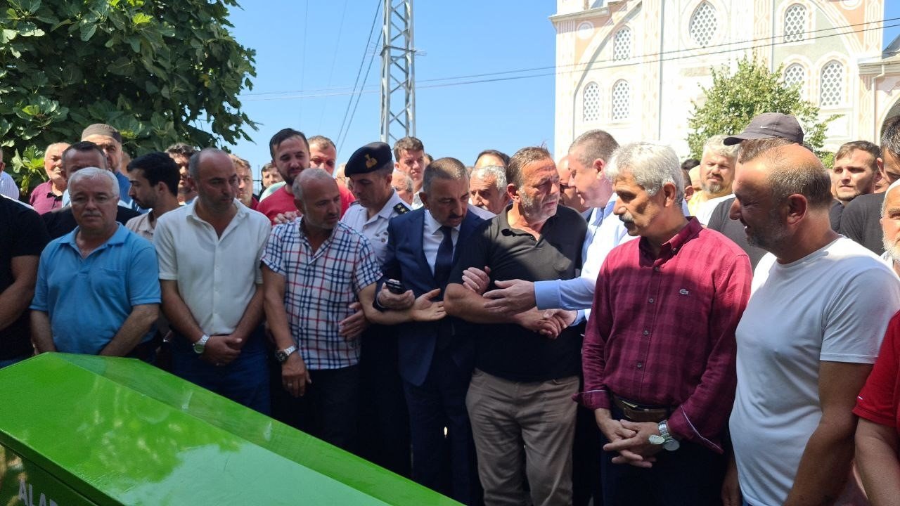 Kalbinden bıçaklanan genç son yolculuğuna uğurlandı