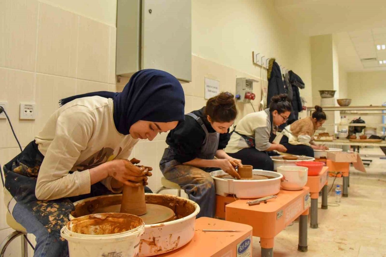 Bilecik’te seramik ve cam sihirli ellerde şekil buluyor