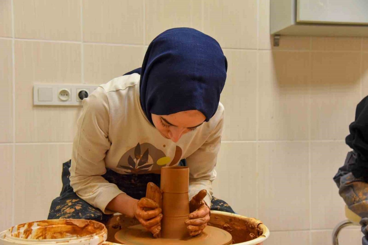 Bilecik’te seramik ve cam sihirli ellerde şekil buluyor