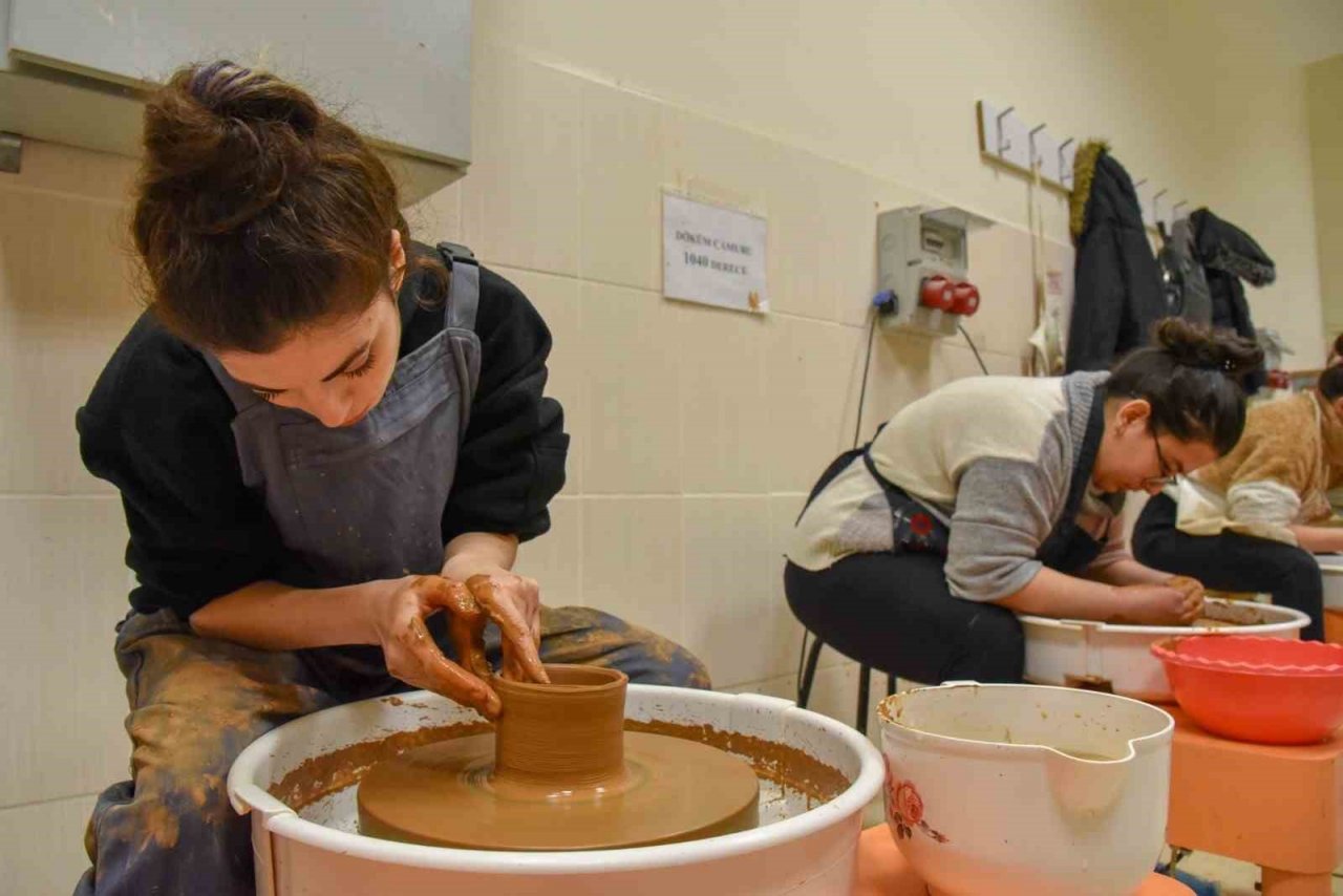 Bilecik’te seramik ve cam sihirli ellerde şekil buluyor