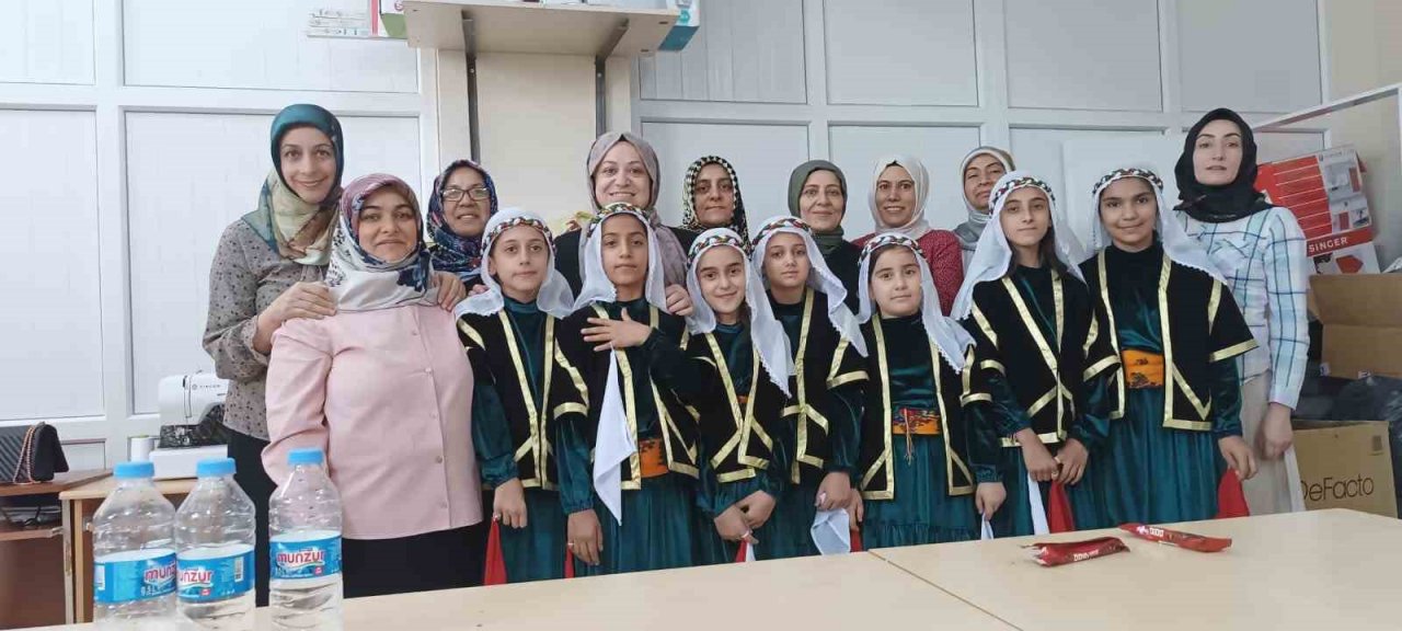 Solhan HEM’de kız öğrencilere folklor kıyafeti hediyesi