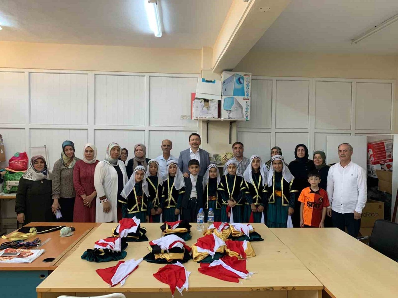 Solhan HEM’de kız öğrencilere folklor kıyafeti hediyesi