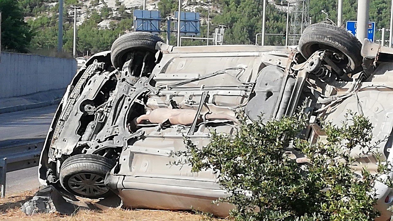 Burdur’da kontrolden çıkan otomobil takla attı, 4 kişi yaralandı