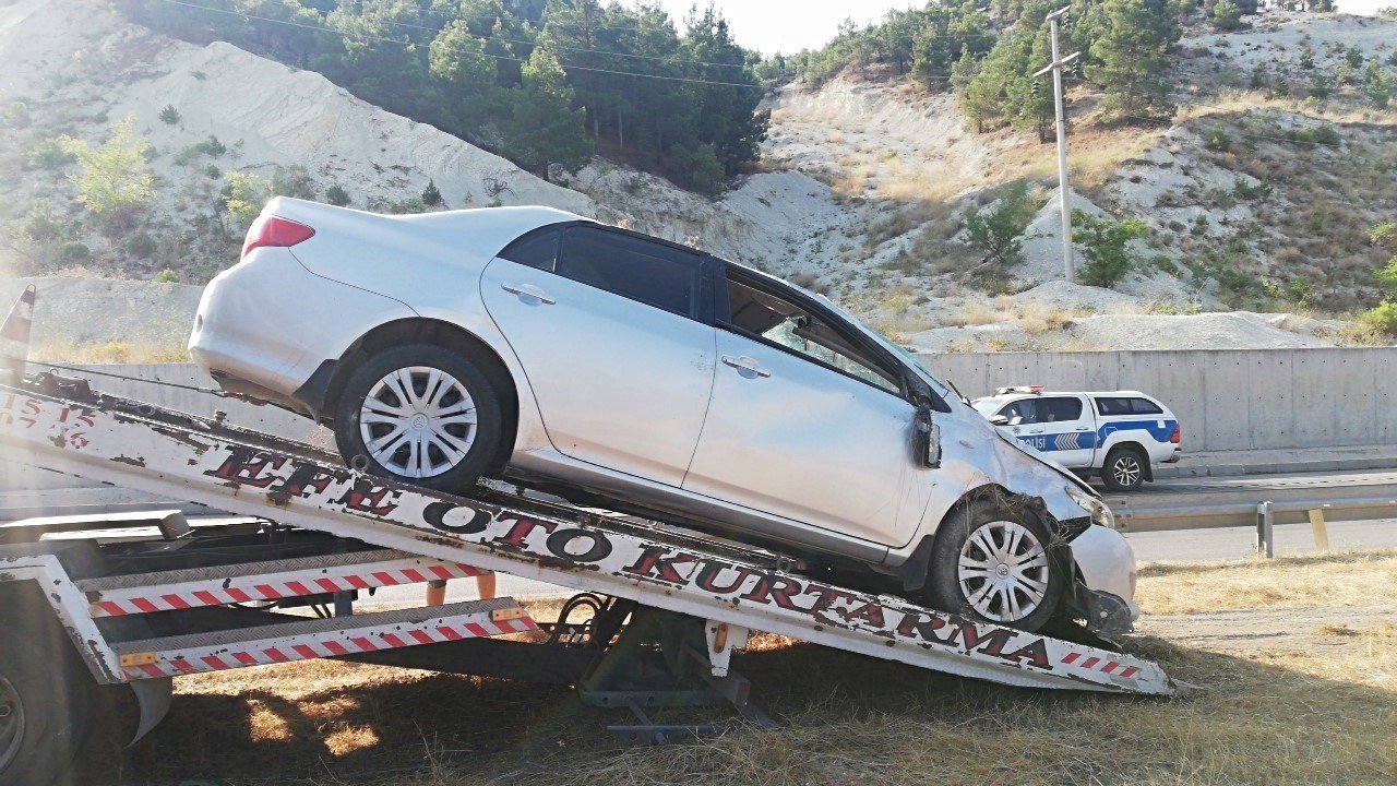 Burdur’da kontrolden çıkan otomobil takla attı, 4 kişi yaralandı
