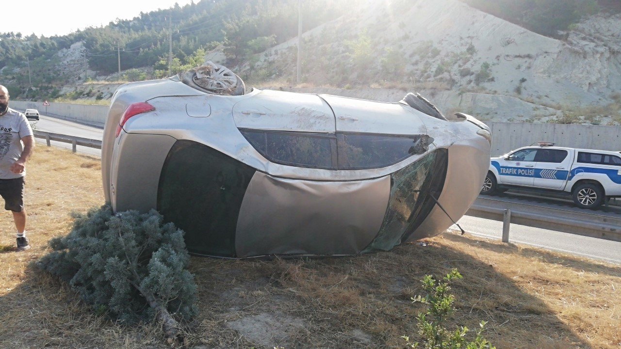 Burdur’da kontrolden çıkan otomobil takla attı, 4 kişi yaralandı