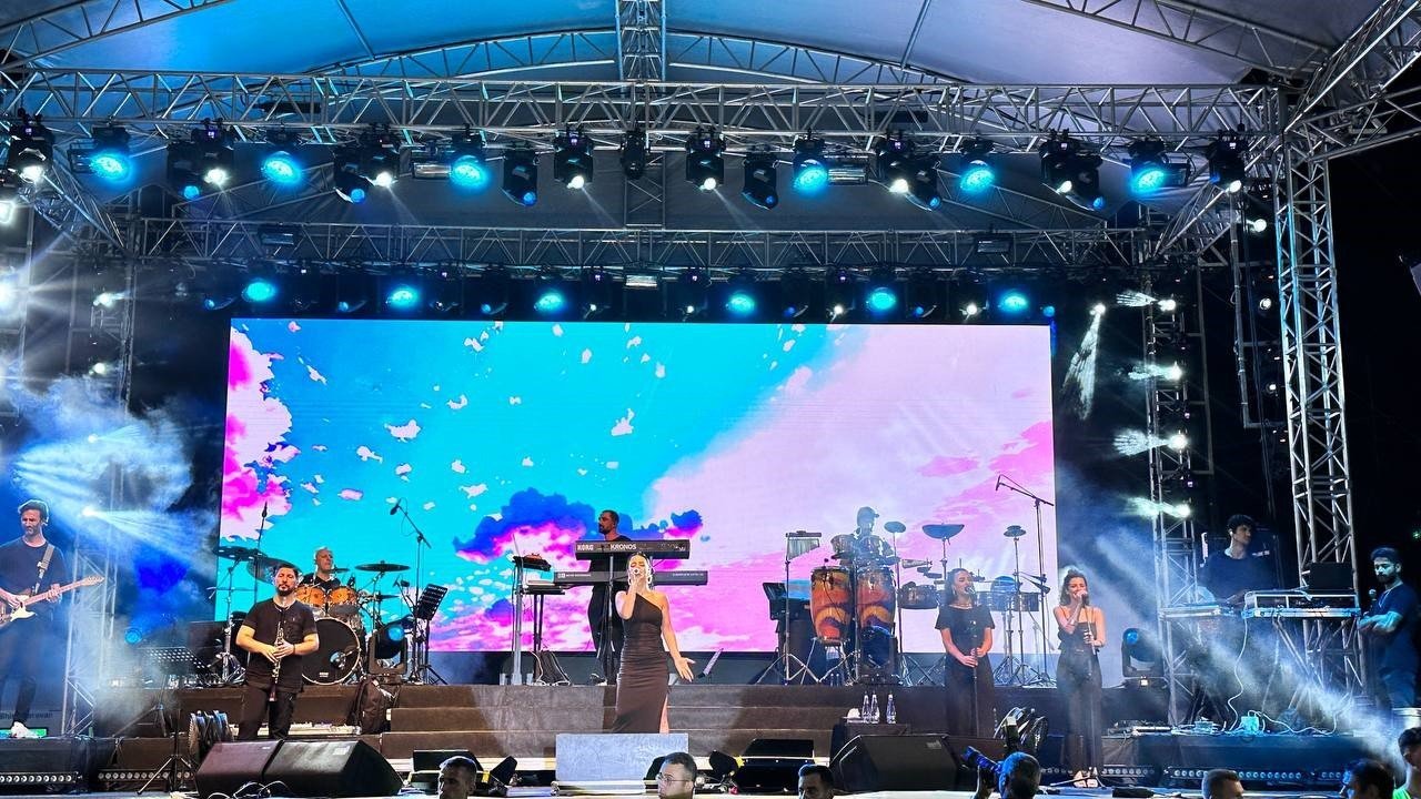 Evreşe Belediyesi 4. Müzik Festivalinde Simge Sağın rüzgarı esti