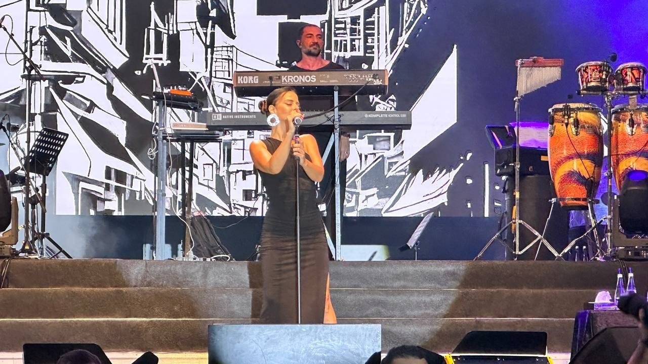 Evreşe Belediyesi 4. Müzik Festivalinde Simge Sağın rüzgarı esti