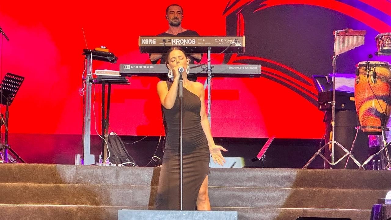 Evreşe Belediyesi 4. Müzik Festivalinde Simge Sağın rüzgarı esti