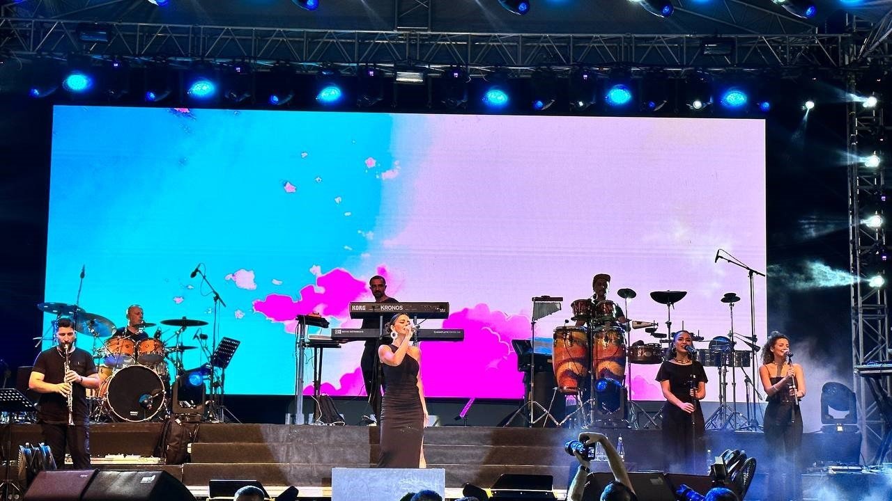 Evreşe Belediyesi 4. Müzik Festivalinde Simge Sağın rüzgarı esti