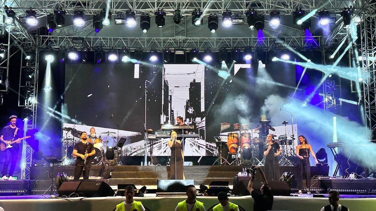 Evreşe Belediyesi 4. Müzik Festivalinde Simge Sağın rüzgarı esti