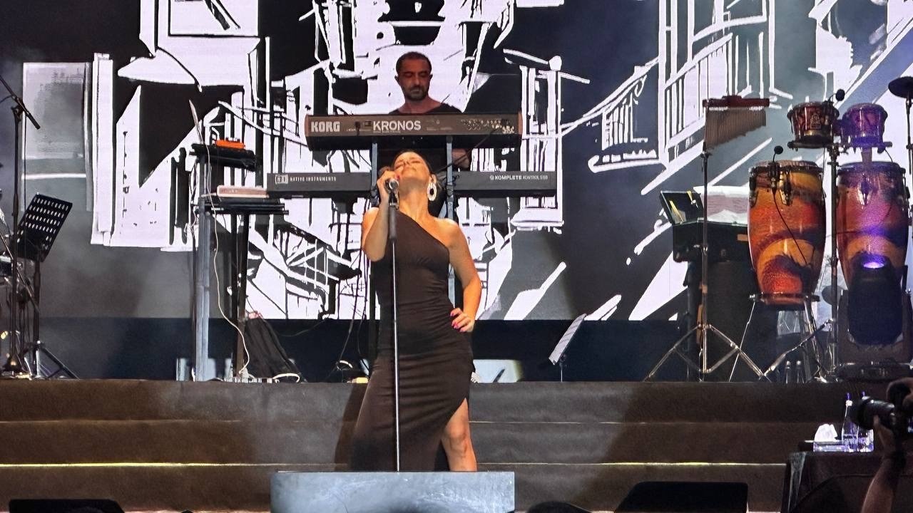 Evreşe Belediyesi 4. Müzik Festivalinde Simge Sağın rüzgarı esti