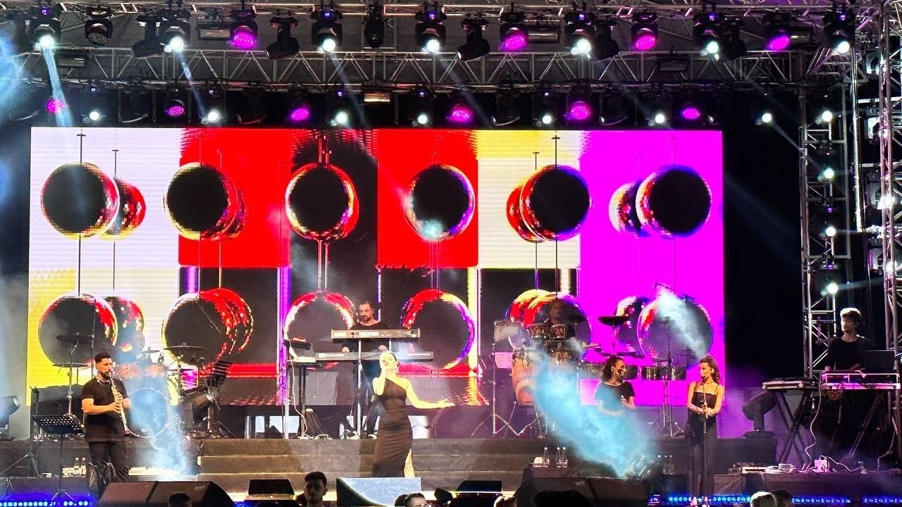 Evreşe Belediyesi 4. Müzik Festivalinde Simge Sağın rüzgarı esti