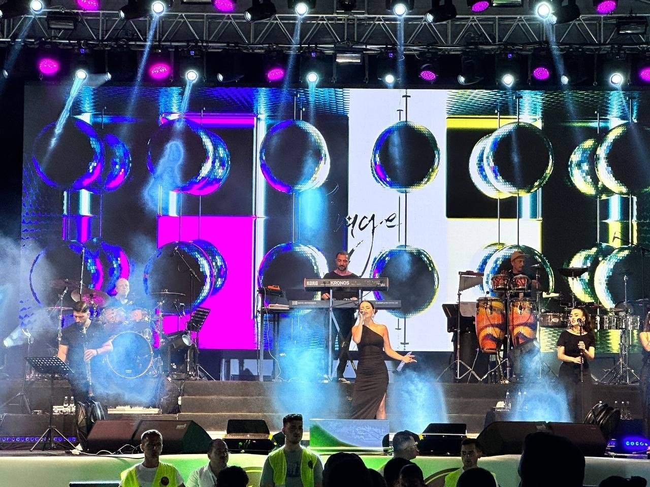 Evreşe Belediyesi 4. Müzik Festivalinde Simge Sağın rüzgarı esti