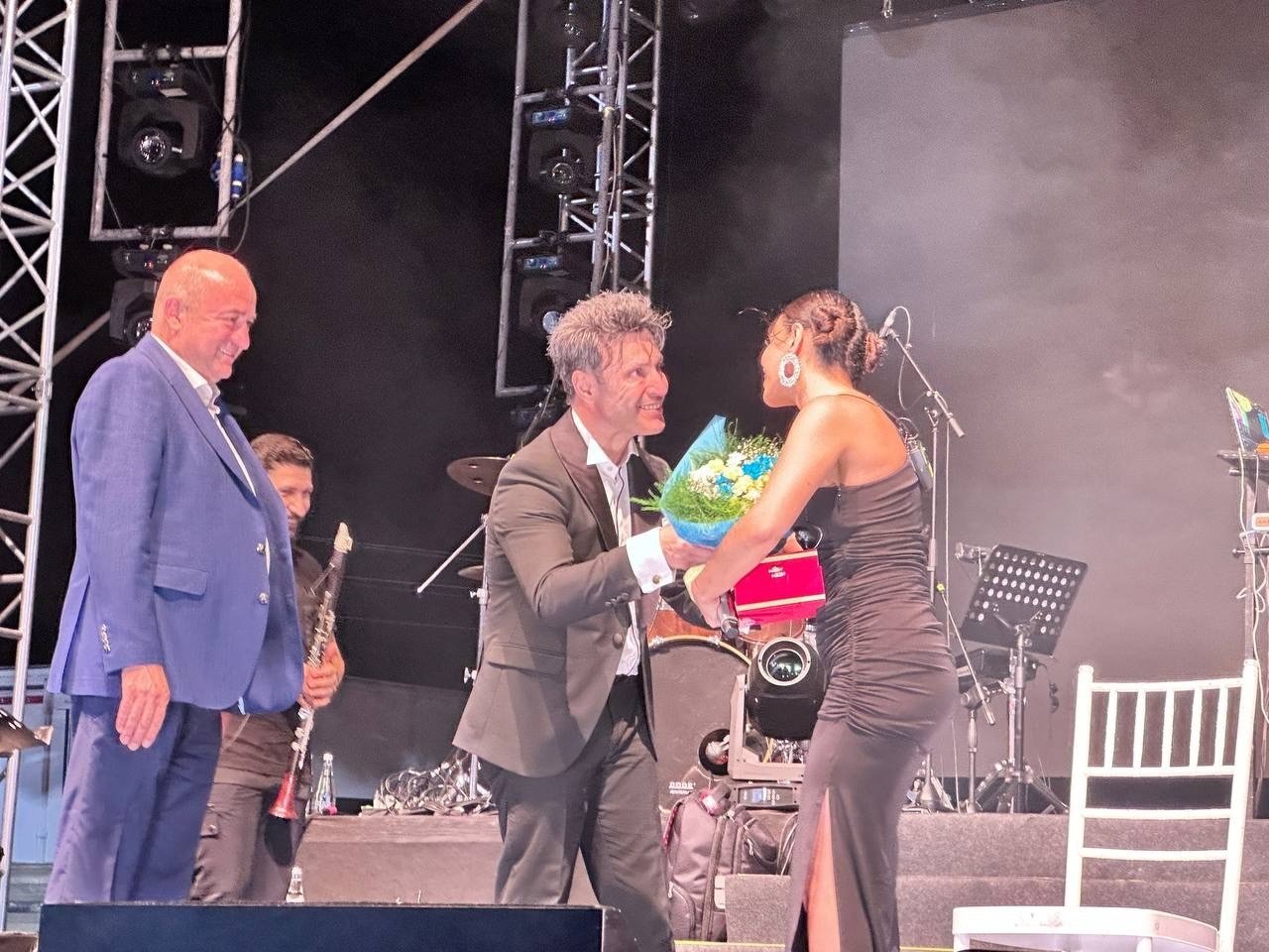 Evreşe Belediyesi 4. Müzik Festivalinde Simge Sağın rüzgarı esti