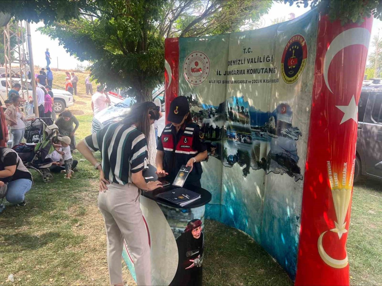 Çal festivalinde kadına yönelik şiddete karşı bilgilendirme yapıldı