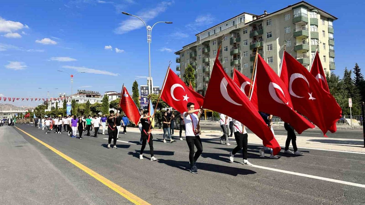 Komandolardan cadde ortasında zeybek gösterisi