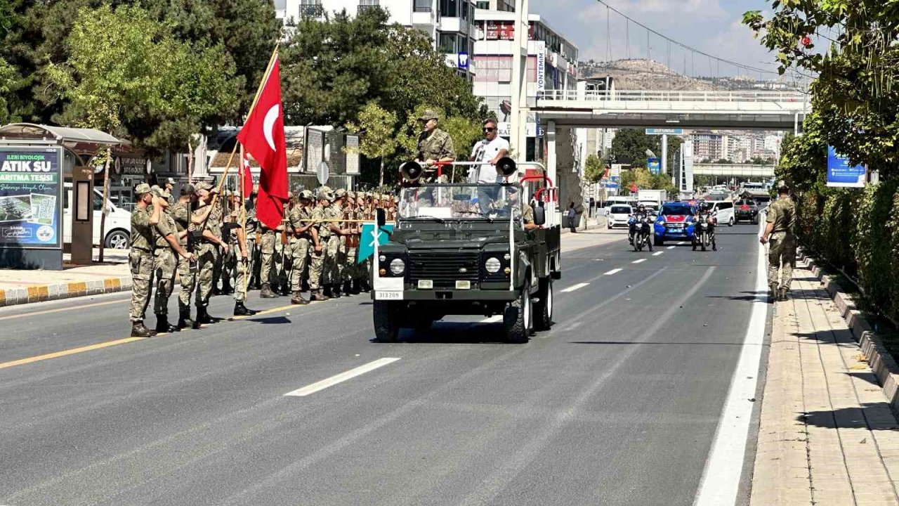 Komandolardan cadde ortasında zeybek gösterisi