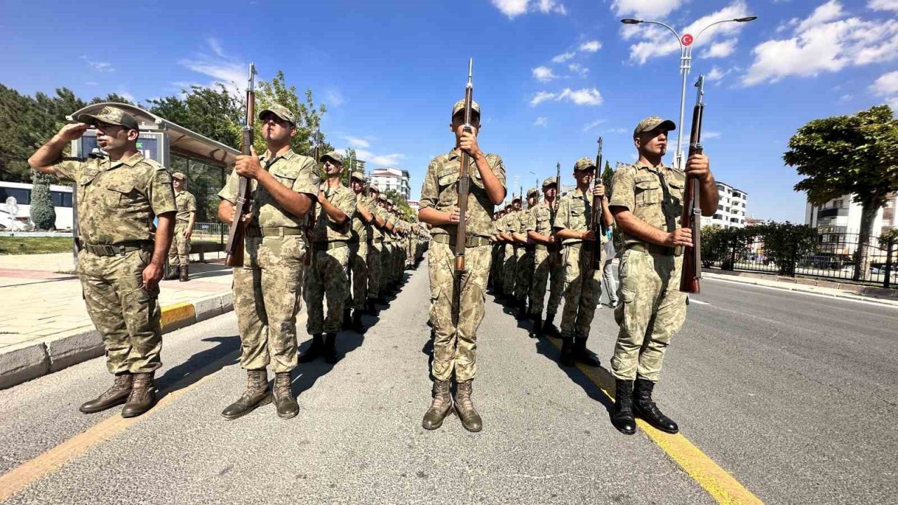 Komandolardan cadde ortasında zeybek gösterisi