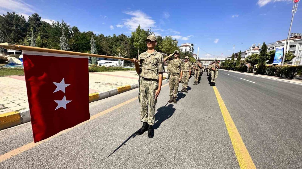 Komandolardan cadde ortasında zeybek gösterisi
