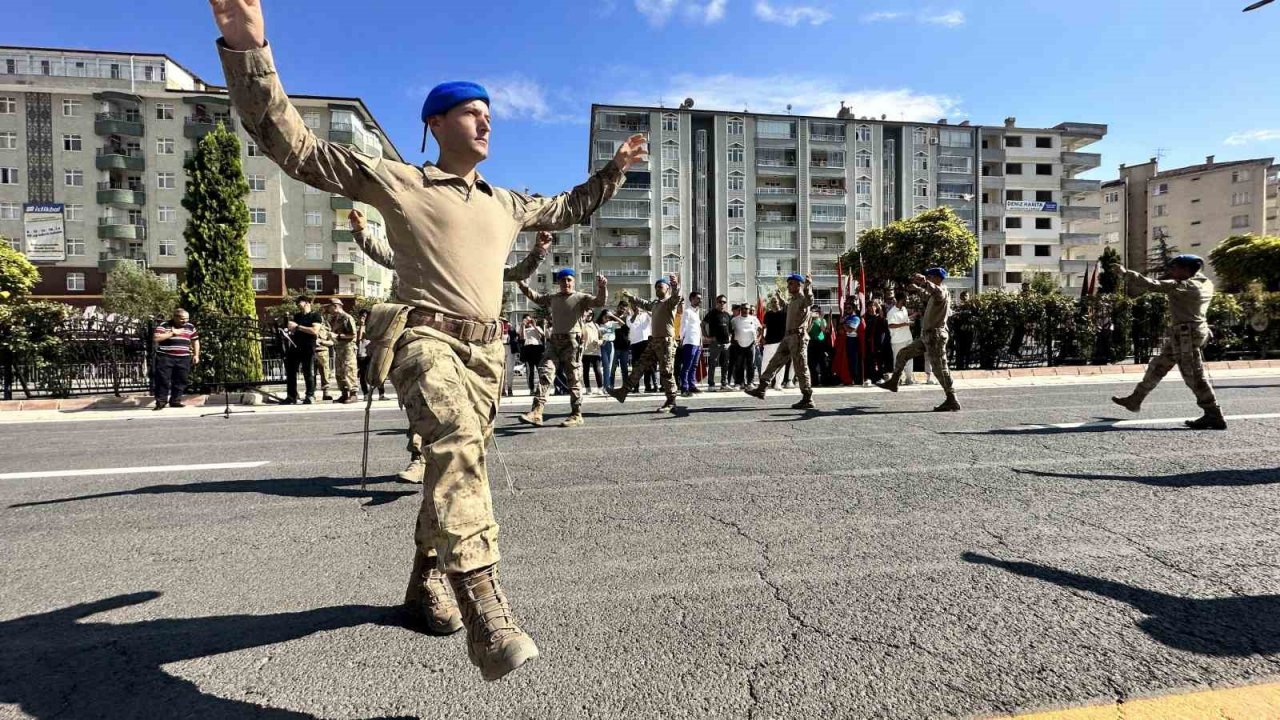 Komandolardan cadde ortasında zeybek gösterisi