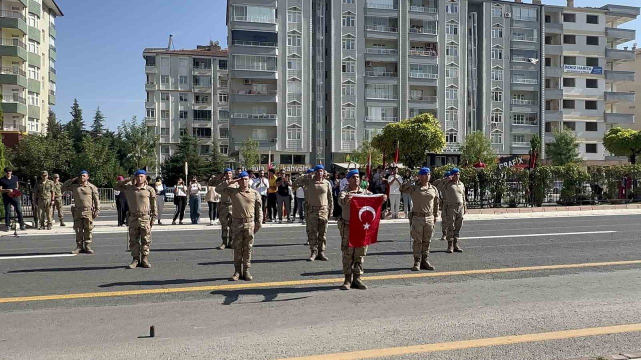 Komandolardan cadde ortasında zeybek gösterisi