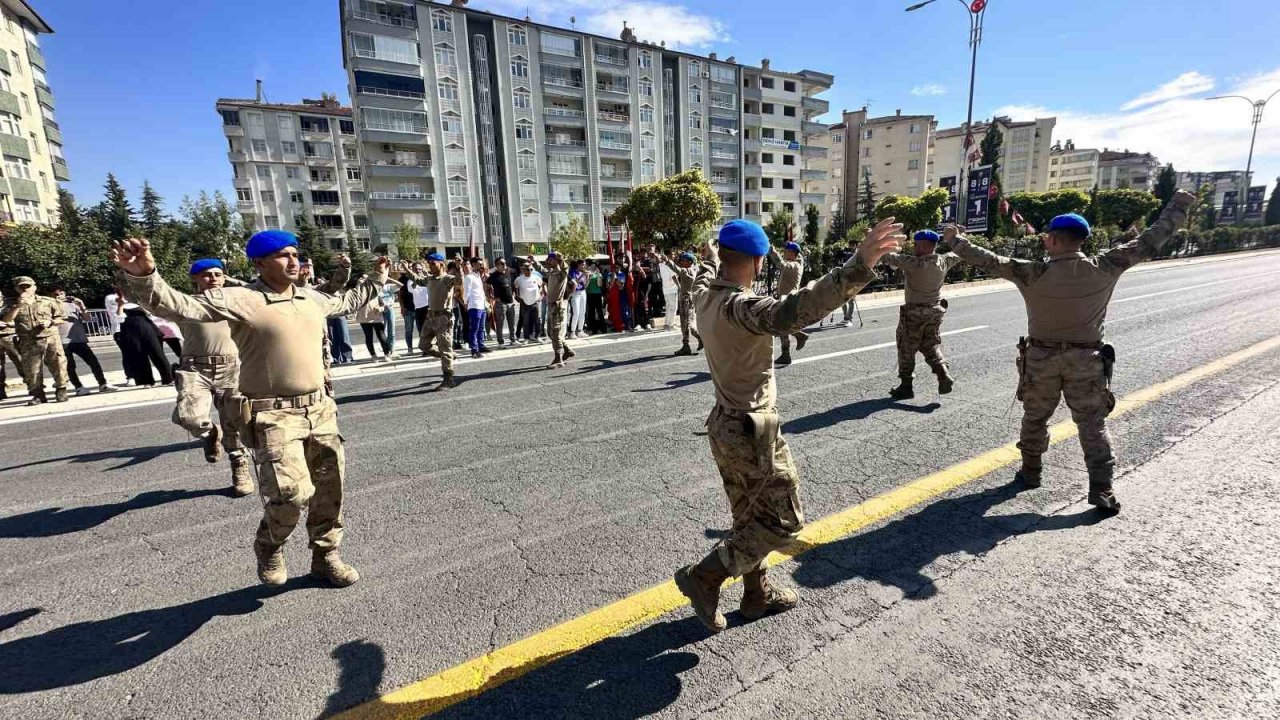 Komandolardan cadde ortasında zeybek gösterisi
