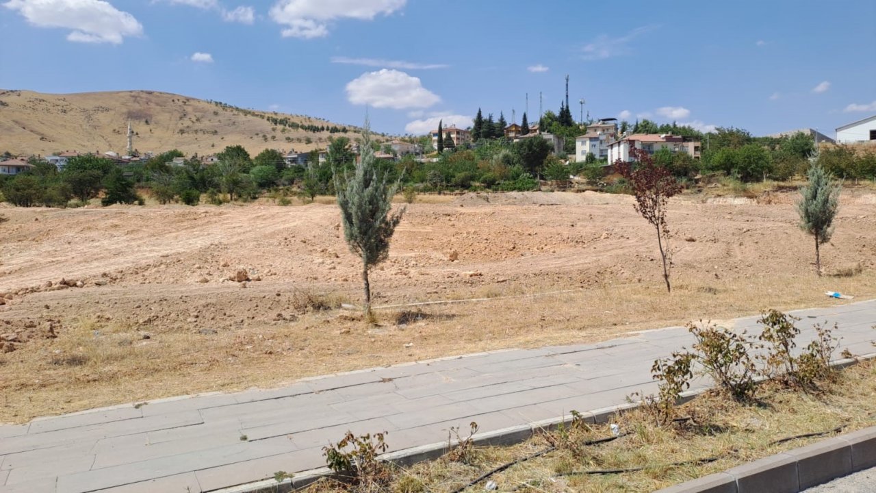 Elazığ’da ’Satılık arsa’ yazılı tabelayı çaldılar