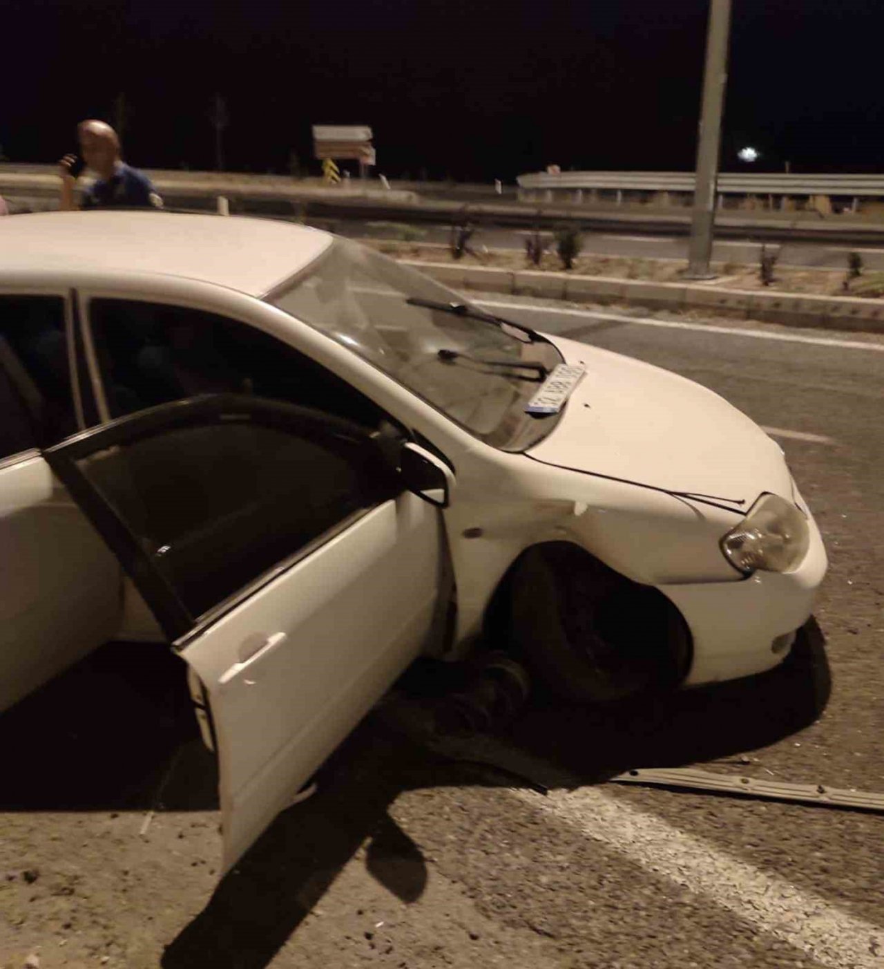 Elazığ’da otomobil kaldırıma çarptı: 3 yaralı