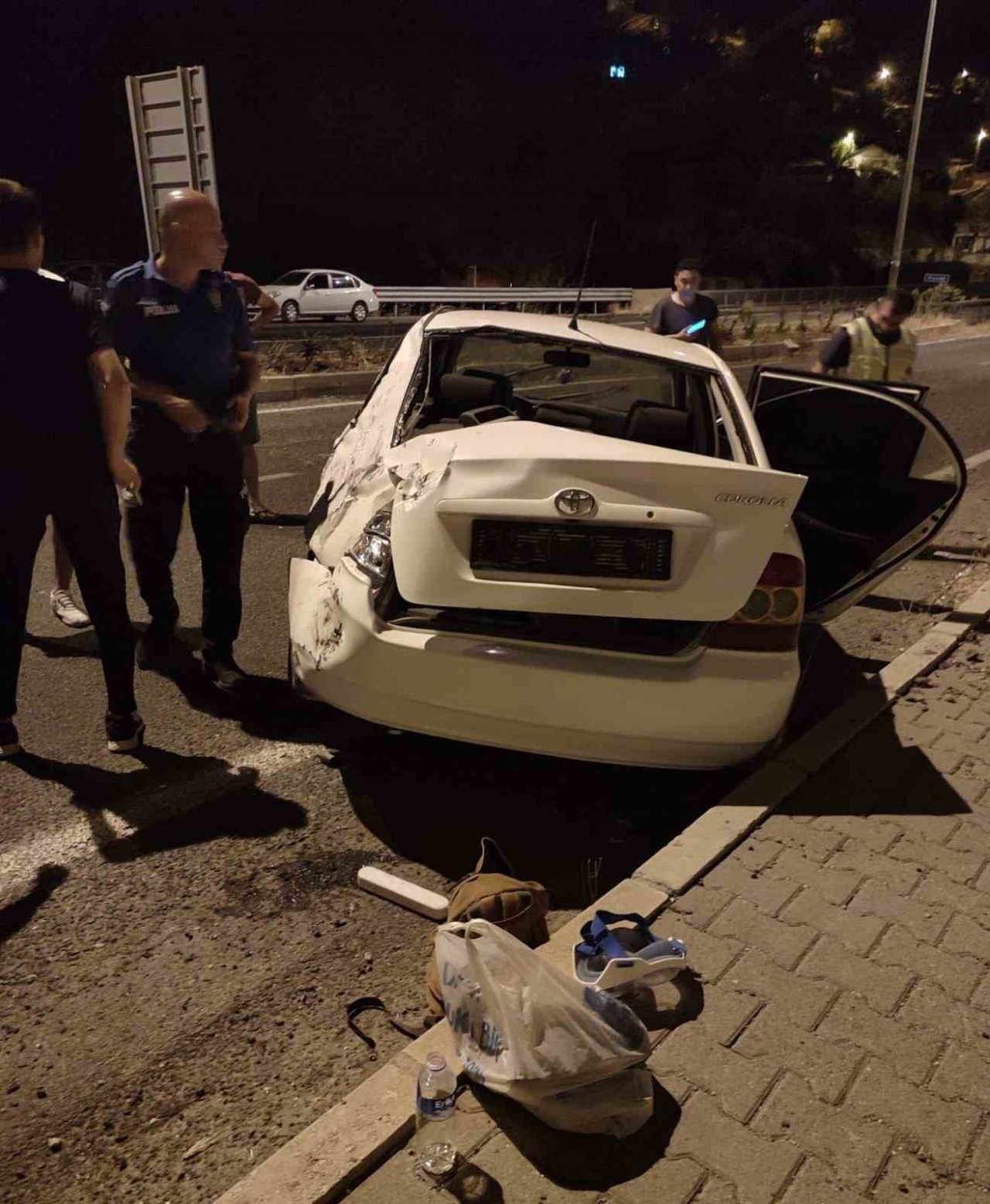 Elazığ’da otomobil kaldırıma çarptı: 3 yaralı