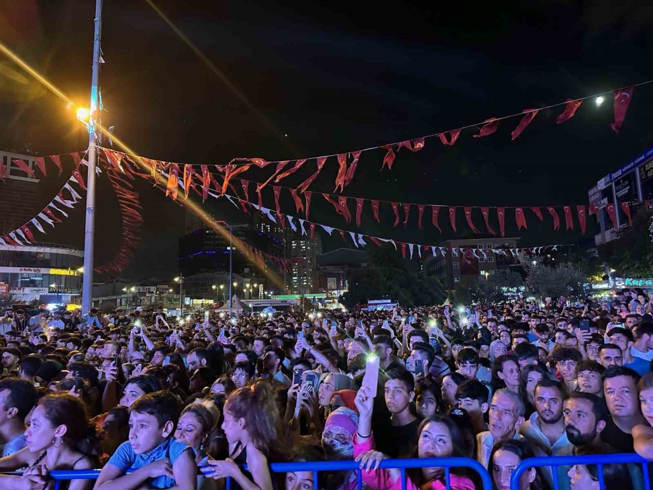 Esenyurt’ta gençlik festivali büyük bir coşkuyla başladı