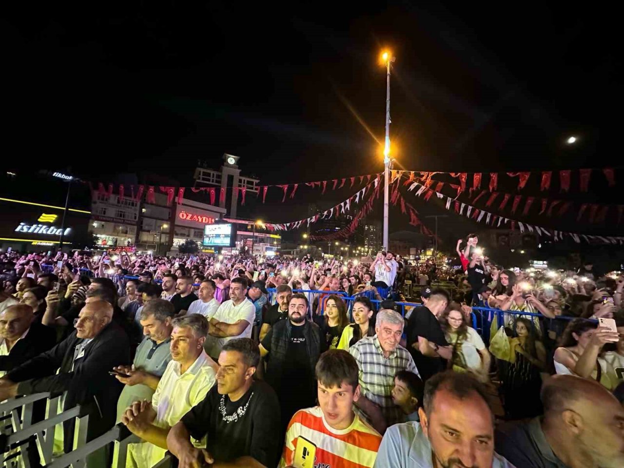 Esenyurt’ta gençlik festivali büyük bir coşkuyla başladı