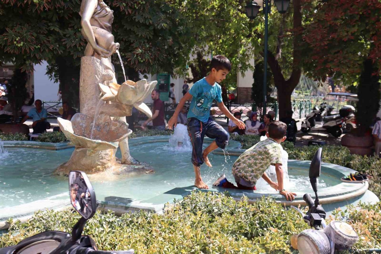 Sıcaktan bunalan çocukların tehlikeli oyunu
