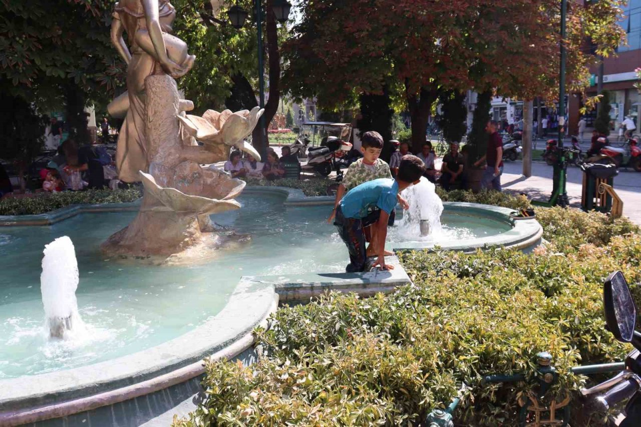 Sıcaktan bunalan çocukların tehlikeli oyunu