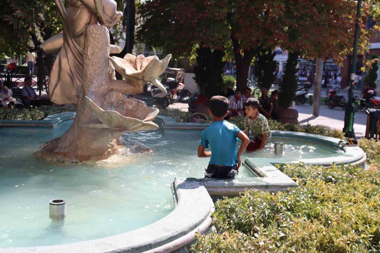 Sıcaktan bunalan çocukların tehlikeli oyunu