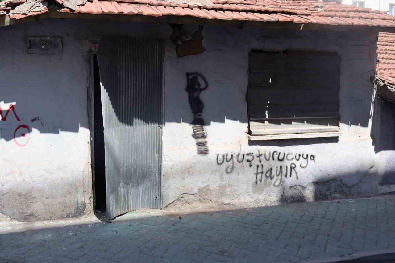 Eskişehir’deki virane ev sokak sakinlerine endişe veriyor