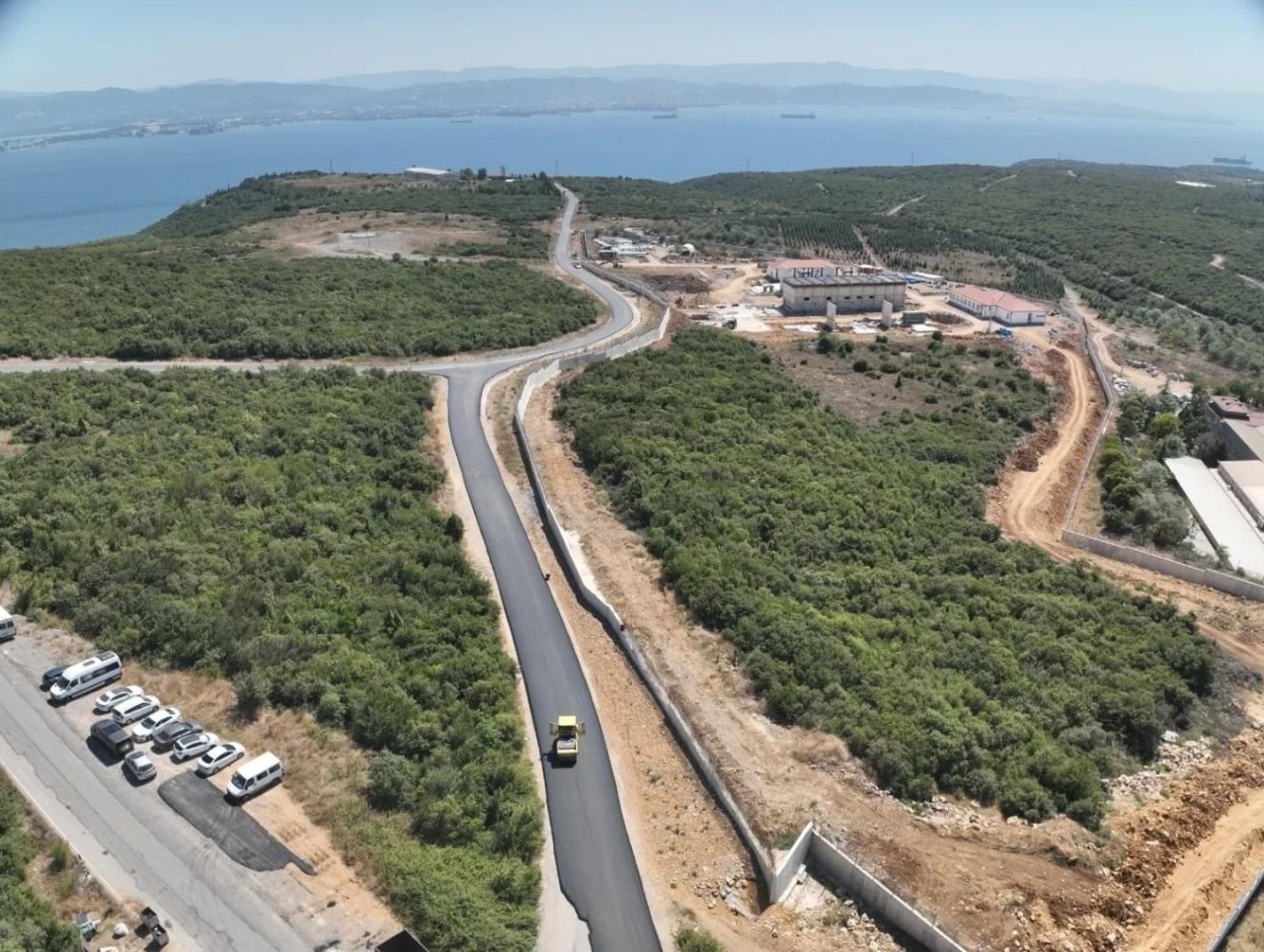 Gebze’nin kırsal mahallelerinde sıcak asfalt çalışmaları sürüyor