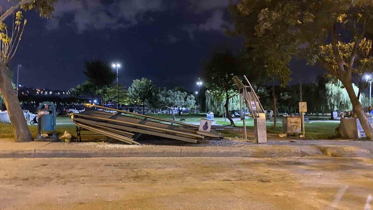 Beyoğlu’nda İETT otobüsü durağa daldı, şoför olay yerinden kaçtı