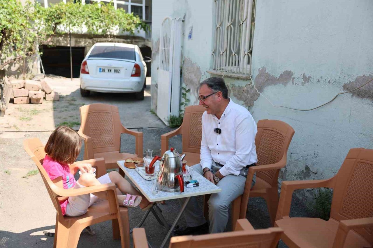 Başkan Özdoğan esnaf ve vatandaşlarla birlikte