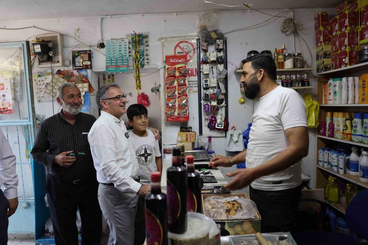 Başkan Özdoğan esnaf ve vatandaşlarla birlikte