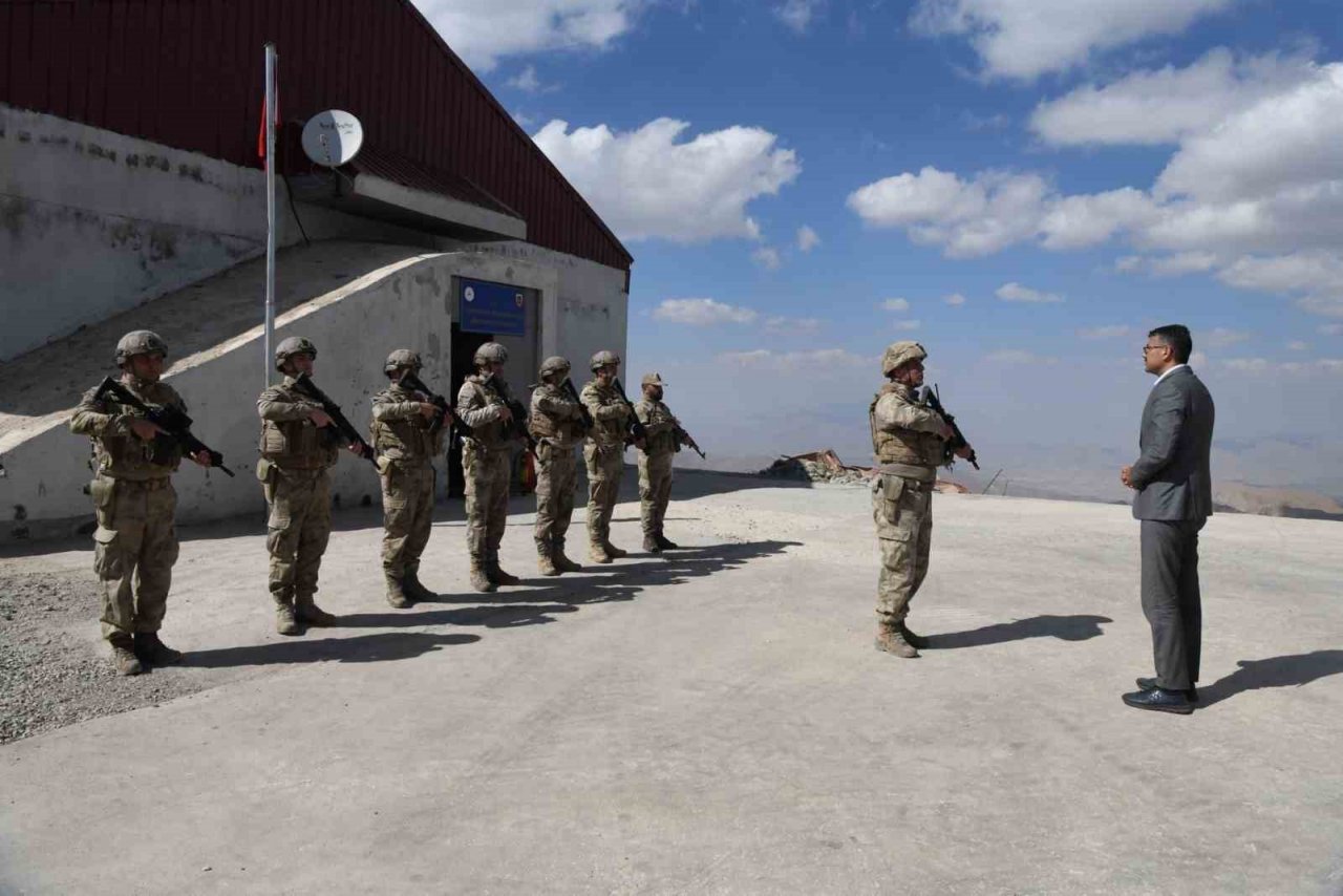 Vali Çelik’ten 3 bin 450 rakımda vatan nöbeti tutan askerlere ziyaret
