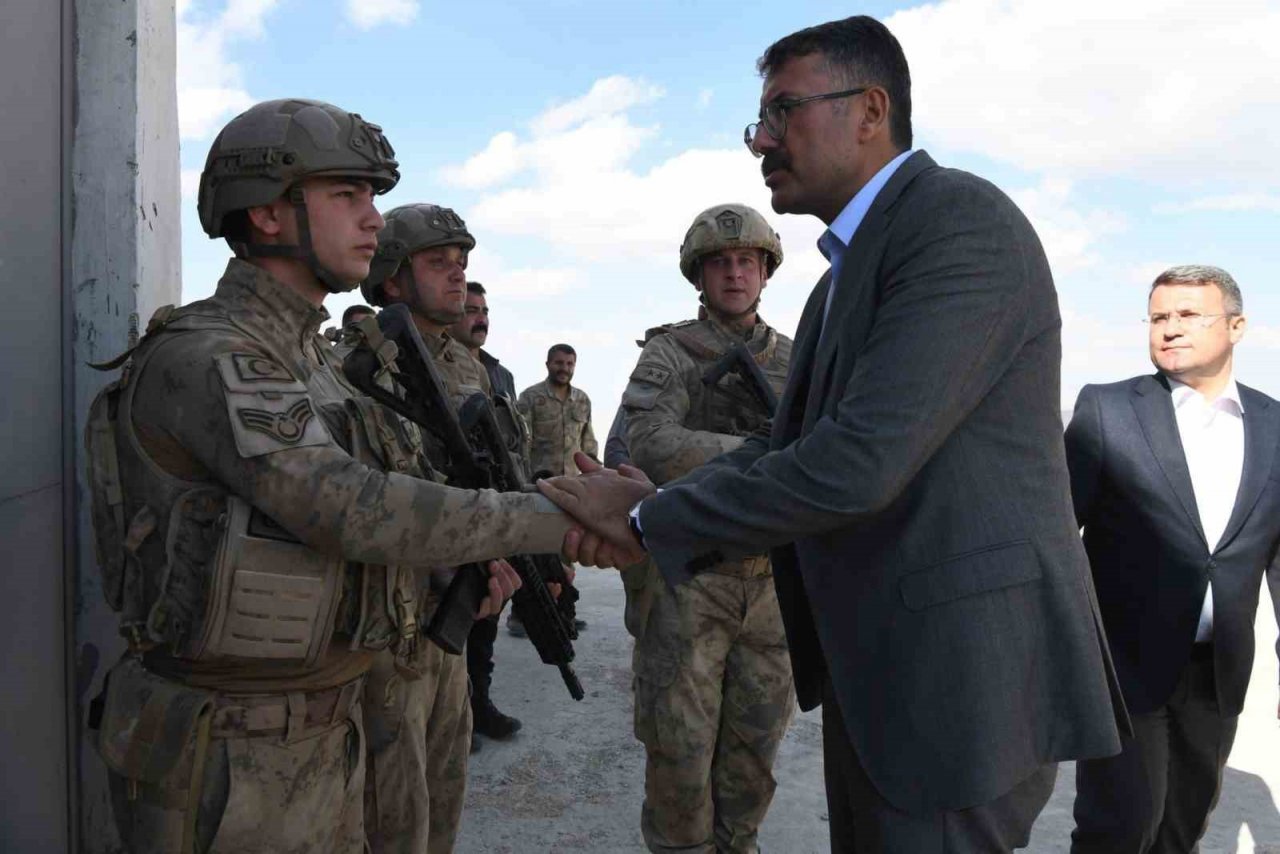 Vali Çelik’ten 3 bin 450 rakımda vatan nöbeti tutan askerlere ziyaret