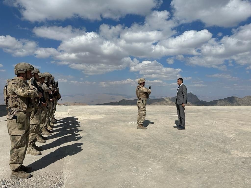 Vali Çelik’ten 3 bin 450 rakımda vatan nöbeti tutan askerlere ziyaret